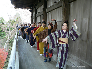 川笠森観音で和服を着てビジャーナスを踊る人