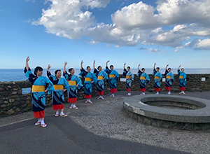 葦毛崎展望台で和服を着てビジャーナスを踊る人