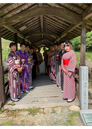 内子座で和服を着てビジャーナスを踊る人