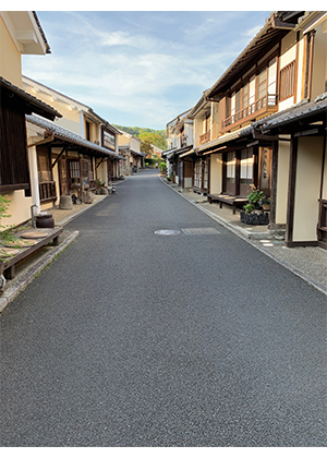 内子座で和服を着てビジャーナスを踊る人