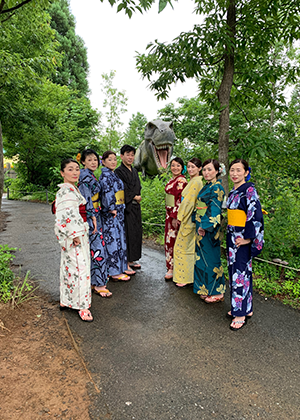 かつやまディノパークで和服を着てビジャーナスを踊る人