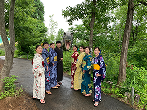 かつやまディノパークで和服を着てビジャーナスを踊る人