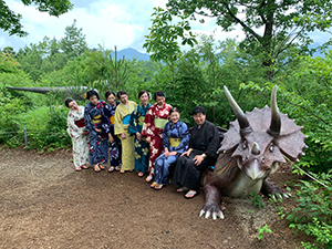 かつやまディノパークで和服を着てビジャーナスを踊る人