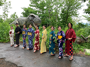 かつやまディノパークで和服を着てビジャーナスを踊る人