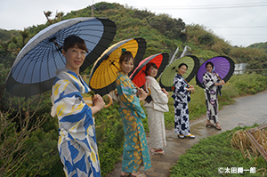 糸島で和服を着てビジャーナスを踊る人