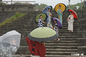 糸島で和服を着てビジャーナスを踊る人
