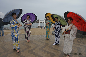 糸島で和服を着てビジャーナスを踊る人