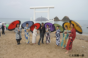 糸島で和服を着てビジャーナスを踊る人
