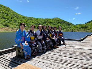 赤城山 覚満淵で和服を着てビジャーナスを踊る人