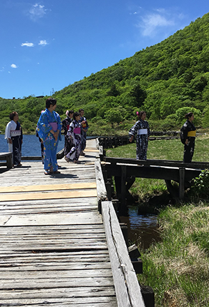 赤城山 覚満淵で和服を着てビジャーナスを踊る人