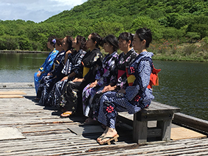 赤城山 覚満淵で和服を着てビジャーナスを踊る人