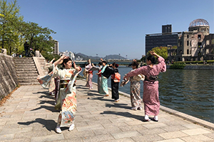 原爆ドーム前で和服を着てビジャーナスを踊る人