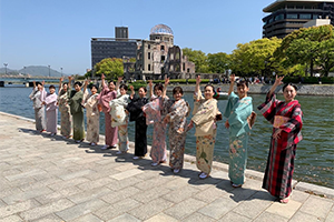 原爆ドーム前で和服を着てビジャーナスを踊る人