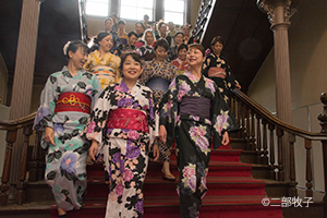 北海道庁旧本庁舎で和服を着てビジャーナスを踊る人