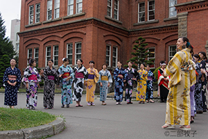 北海道庁旧本庁舎で和服を着てビジャーナスを踊る人