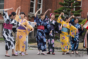 北海道庁旧本庁舎で和服を着てビジャーナスを踊る人