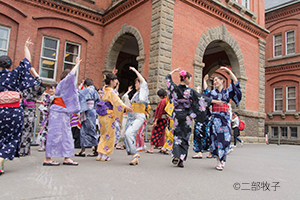 北海道庁旧本庁舎で和服を着てビジャーナスを踊る人