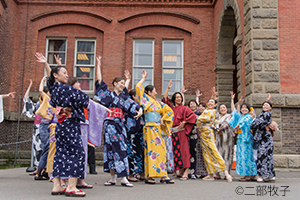 北海道庁旧本庁舎で和服を着てビジャーナスを踊る人