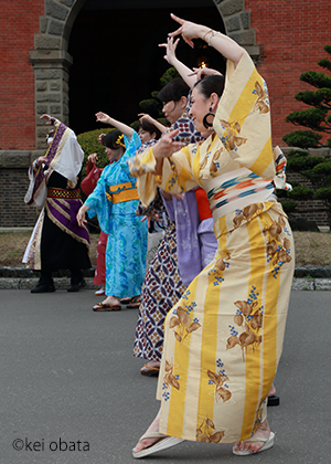 北海道庁旧本庁舎で和服を着てビジャーナスを踊る人