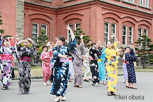 北海道庁旧本庁舎で和服を着てビジャーナスを踊る人