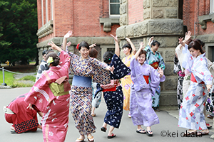 北海道庁旧本庁舎で和服を着てビジャーナスを踊る人