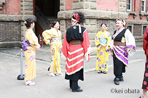 北海道庁旧本庁舎で和服を着てビジャーナスを踊る人