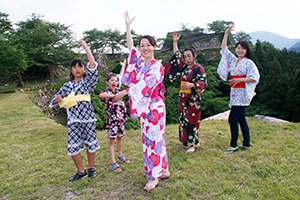 竹田城跡で和服を着てビジャーナスを踊る人