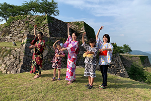 竹田城跡で和服を着てビジャーナスを踊る人