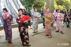 袋田の滝で和服を着てビジャーナスを踊る人