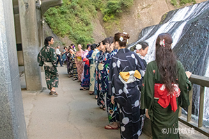 袋田の滝で和服を着てビジャーナスを踊る人