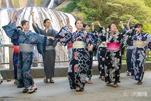 袋田の滝で和服を着てビジャーナスを踊る人