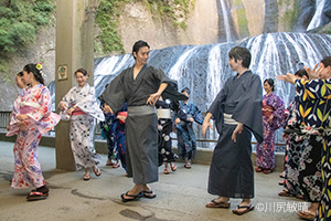 袋田の滝で和服を着てビジャーナスを踊る人