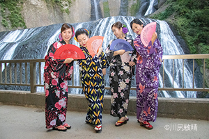 袋田の滝で和服を着てビジャーナスを踊る人