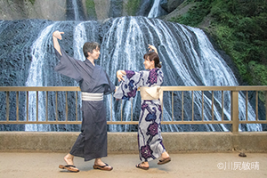 袋田の滝で和服を着てビジャーナスを踊る人