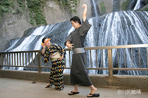 袋田の滝で和服を着てビジャーナスを踊る人