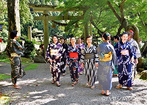 天日陰比咩神社で和服を着てビジャーナスを踊る人