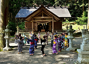 天日陰比咩神社で和服を着てビジャーナスを踊る人