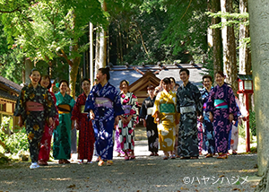 天日陰比咩神社で和服を着てビジャーナスを踊る人