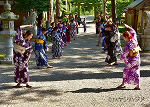 天日陰比咩神社で和服を着てビジャーナスを踊る人