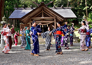 天日陰比咩神社で和服を着てビジャーナスを踊る人