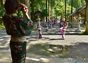 天日陰比咩神社で和服を着てビジャーナスを踊る人