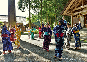 天日陰比咩神社で和服を着てビジャーナスを踊る人