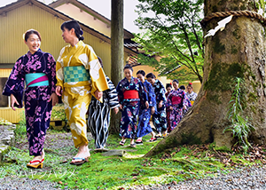 天日陰比咩神社で和服を着てビジャーナスを踊る人