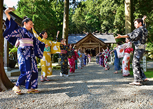 天日陰比咩神社で和服を着てビジャーナスを踊る人