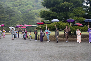 栗林公園で和服を着てビジャーナスを踊る人