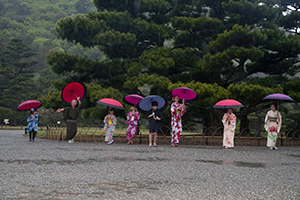 栗林公園で和服を着てビジャーナスを踊る人