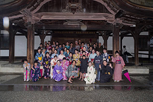 栗林公園で和服を着てビジャーナスを踊る人