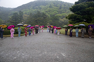 栗林公園で和服を着てビジャーナスを踊る人