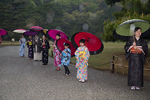 栗林公園で和服を着てビジャーナスを踊る人