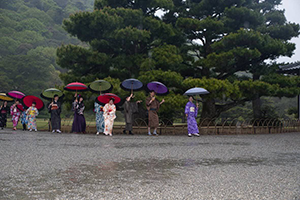 栗林公園で和服を着てビジャーナスを踊る人